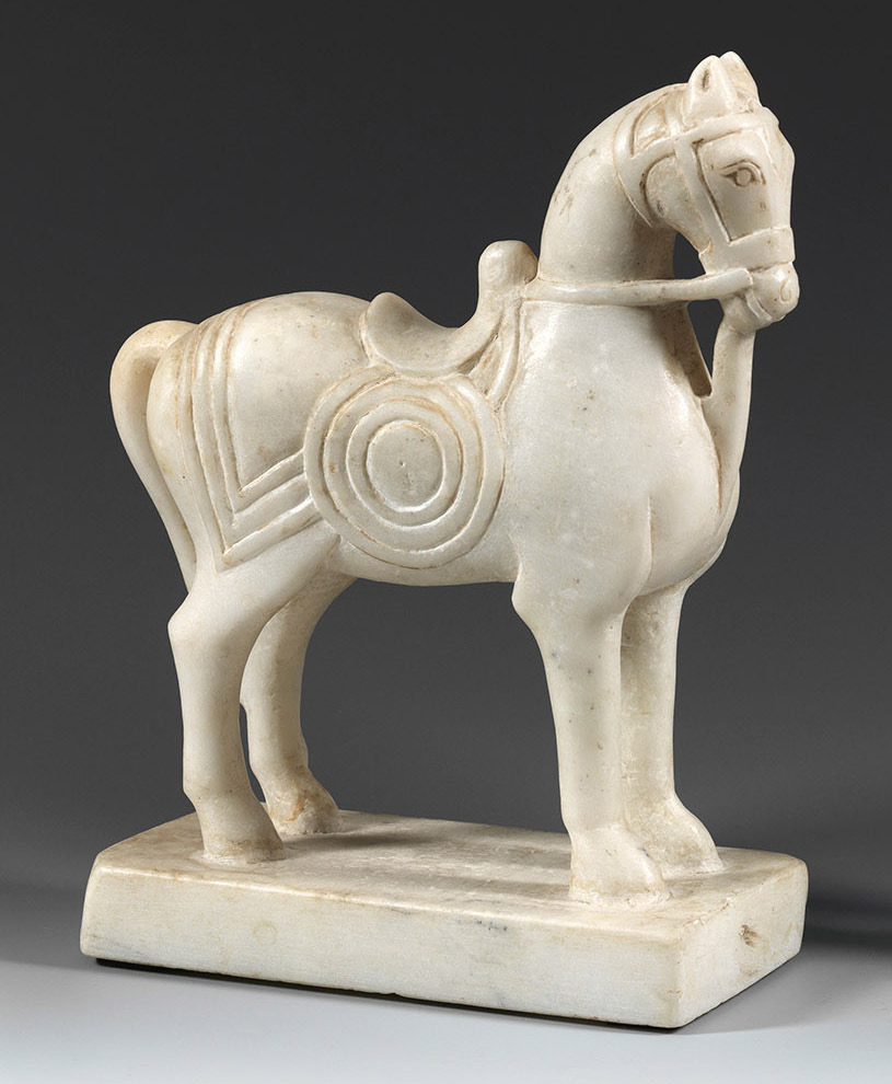  A FINE CARVED MARBLE HORSE